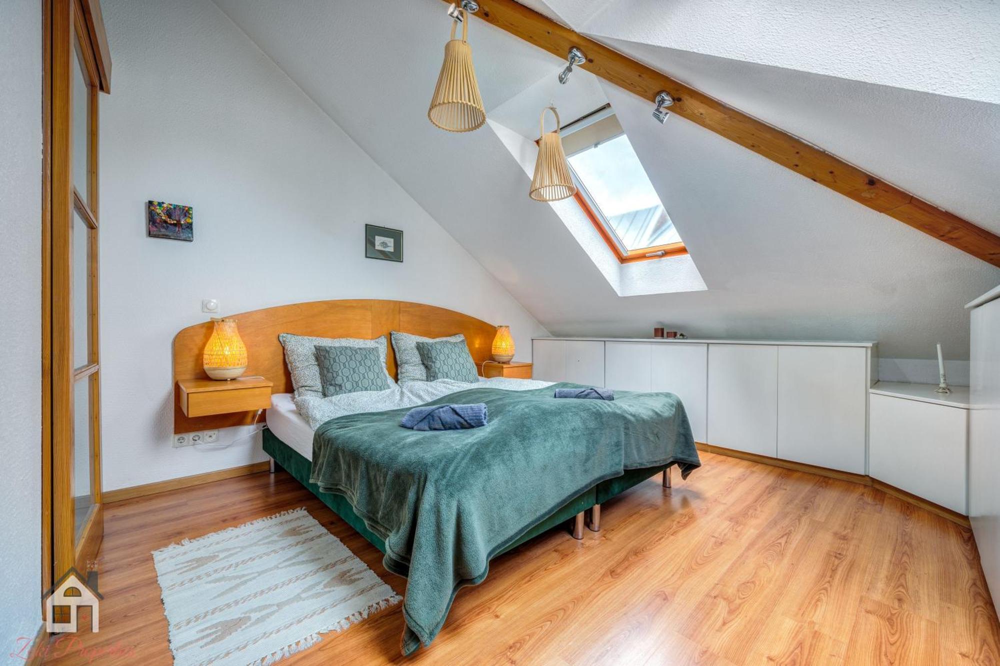 One-Bedroom Emerald