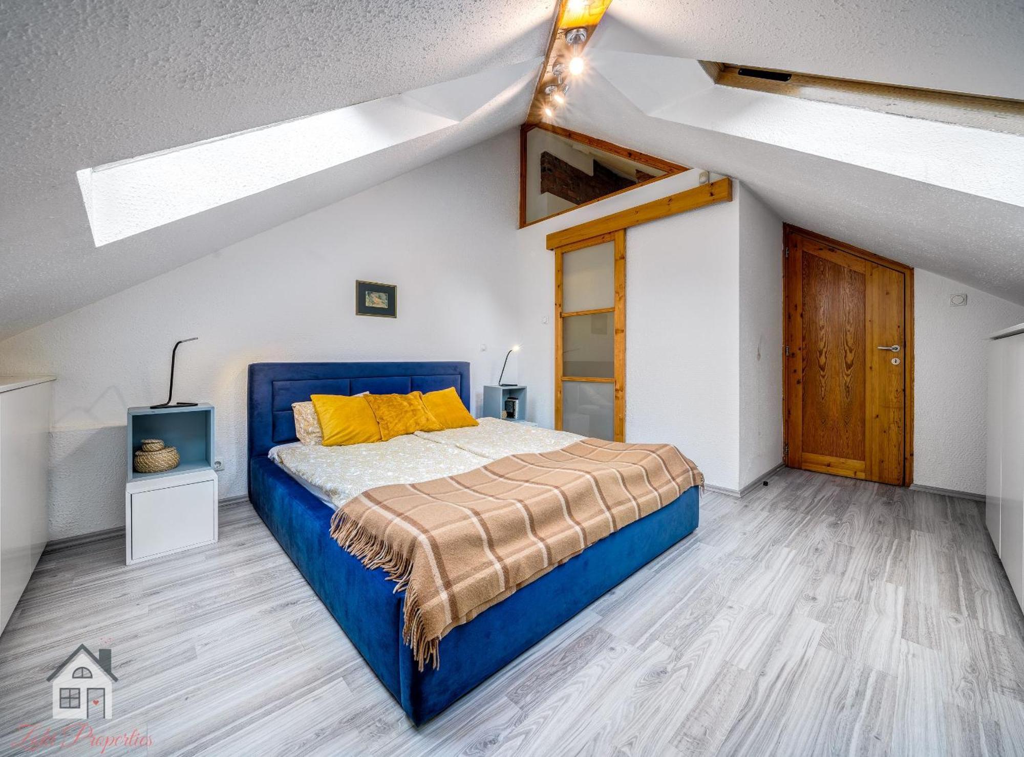 One-Bedroom Cyan