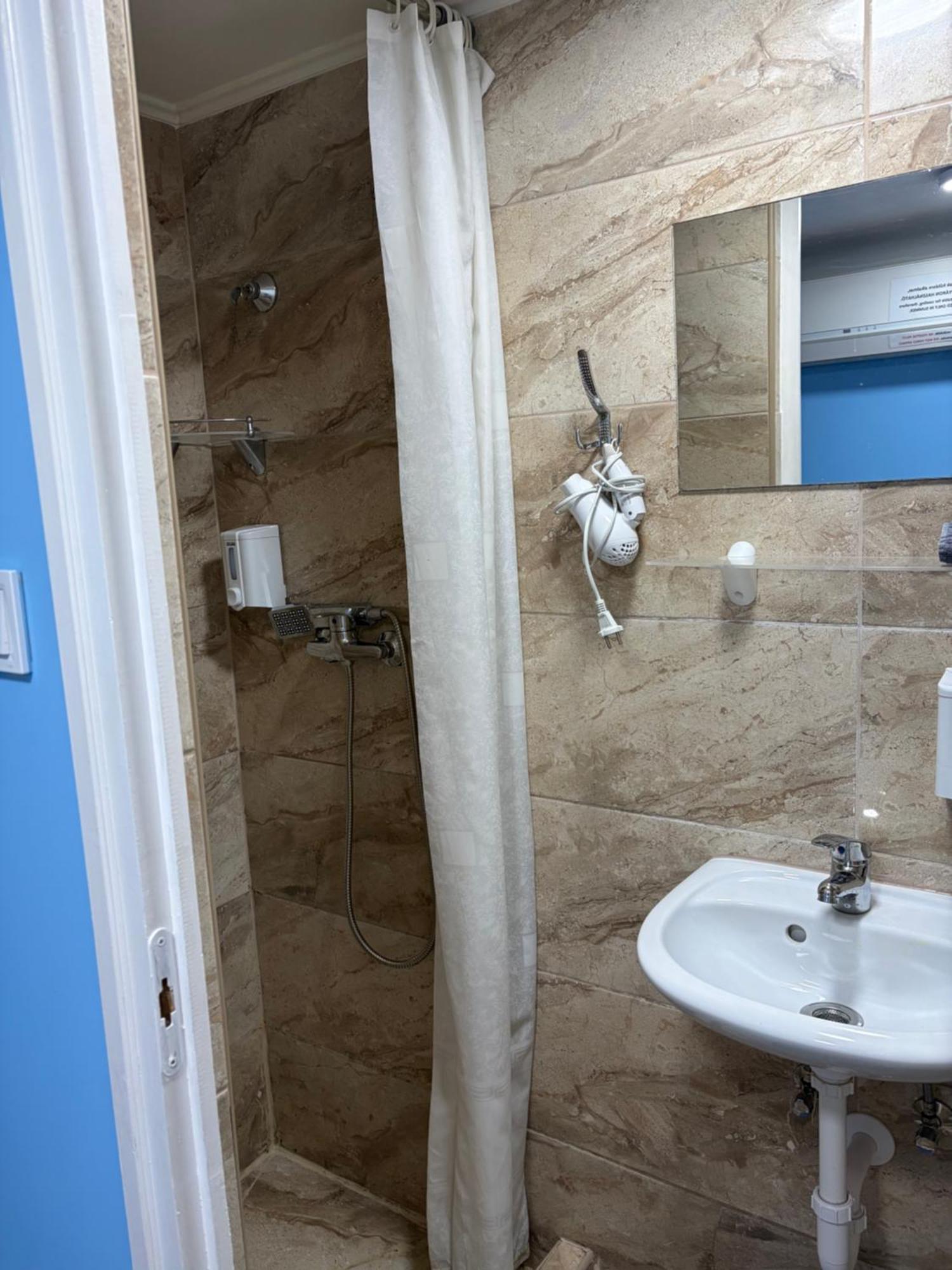 Quarto Individual com Casa de Banho Privativa