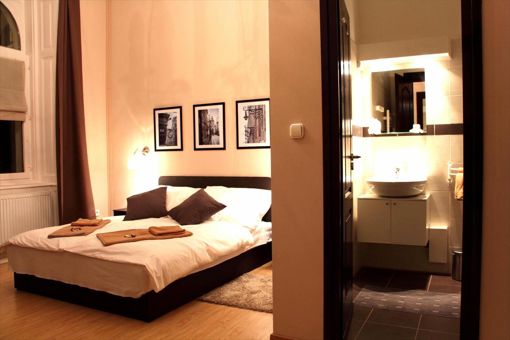 Deluxe Double Room Shower