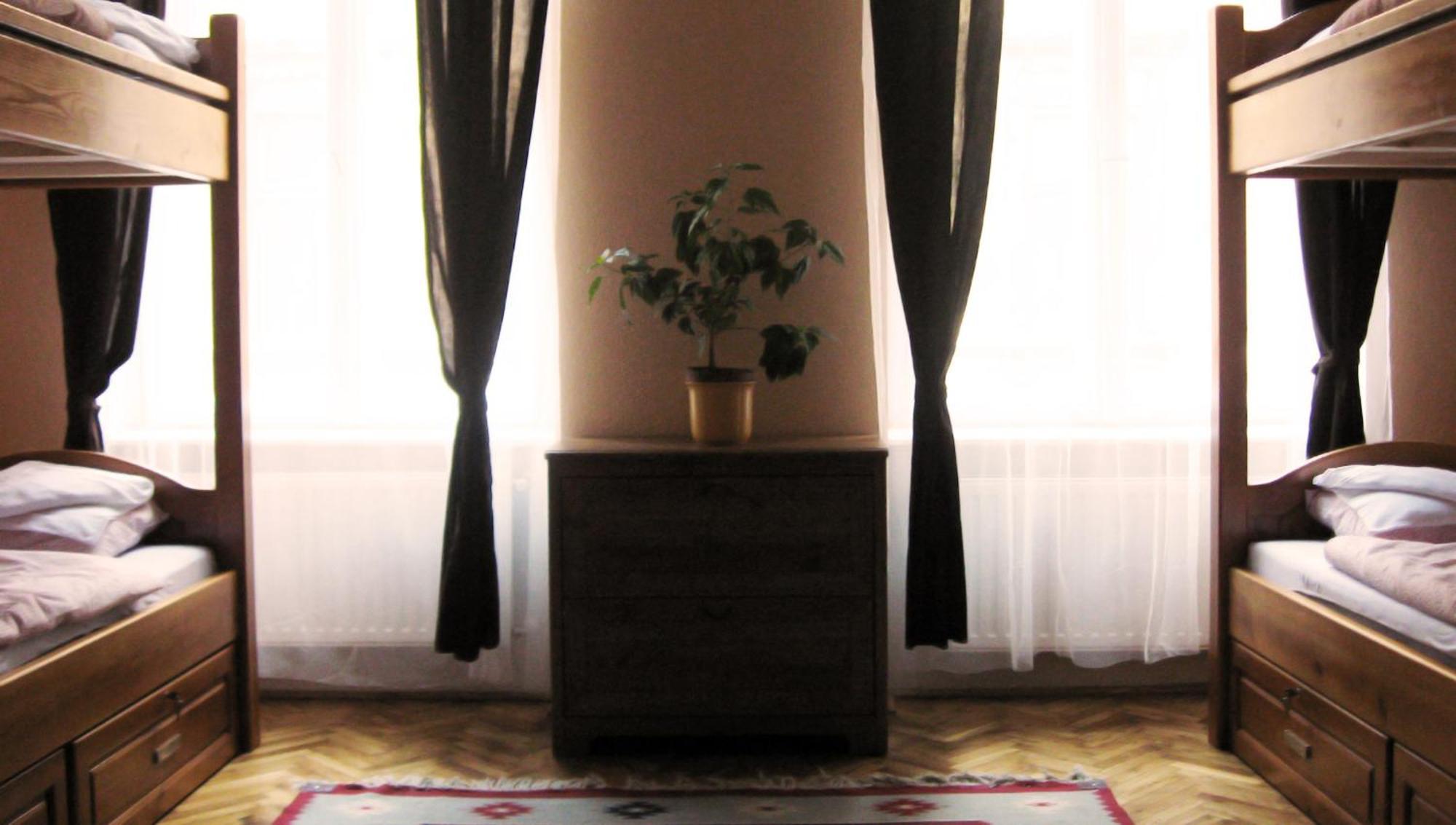 Cama num Dormitório com 8 Camas